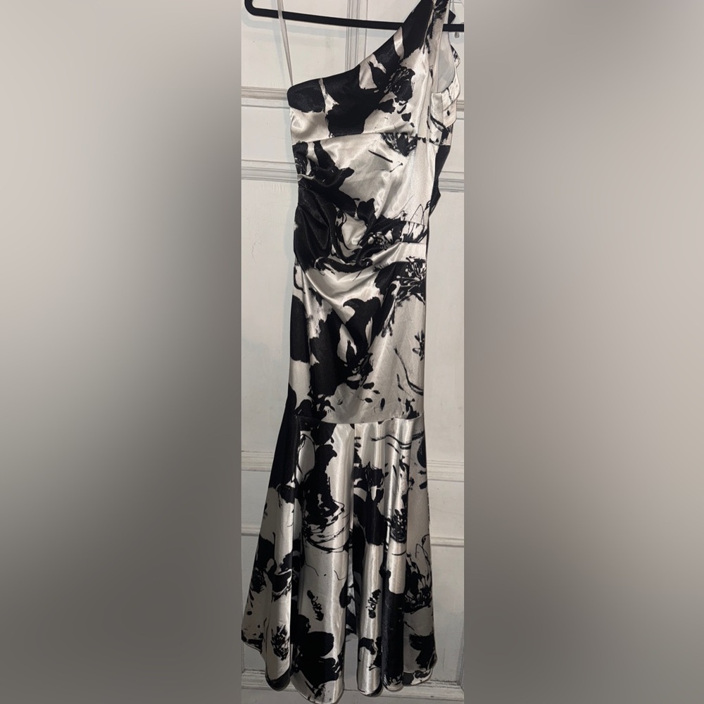 Betsy & Adam metallic floral print one shoulder gown Black and White Dress - Picture 4 of 5